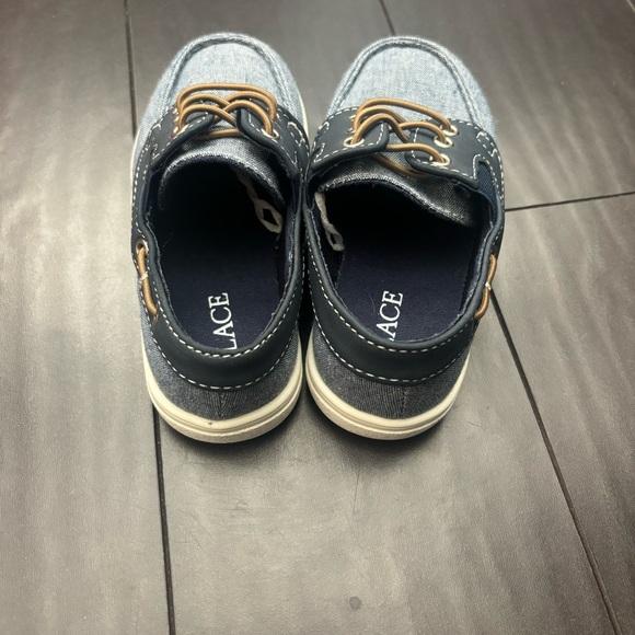 The Children’s Place navy boat shoes size 9 - Picture 2 of 3